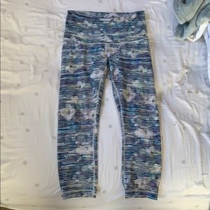 Patterned lululemon crop leggings